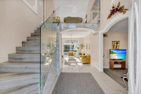 Gorgeous Floridian Style 5 Bed 3 Bath Pool Home villa